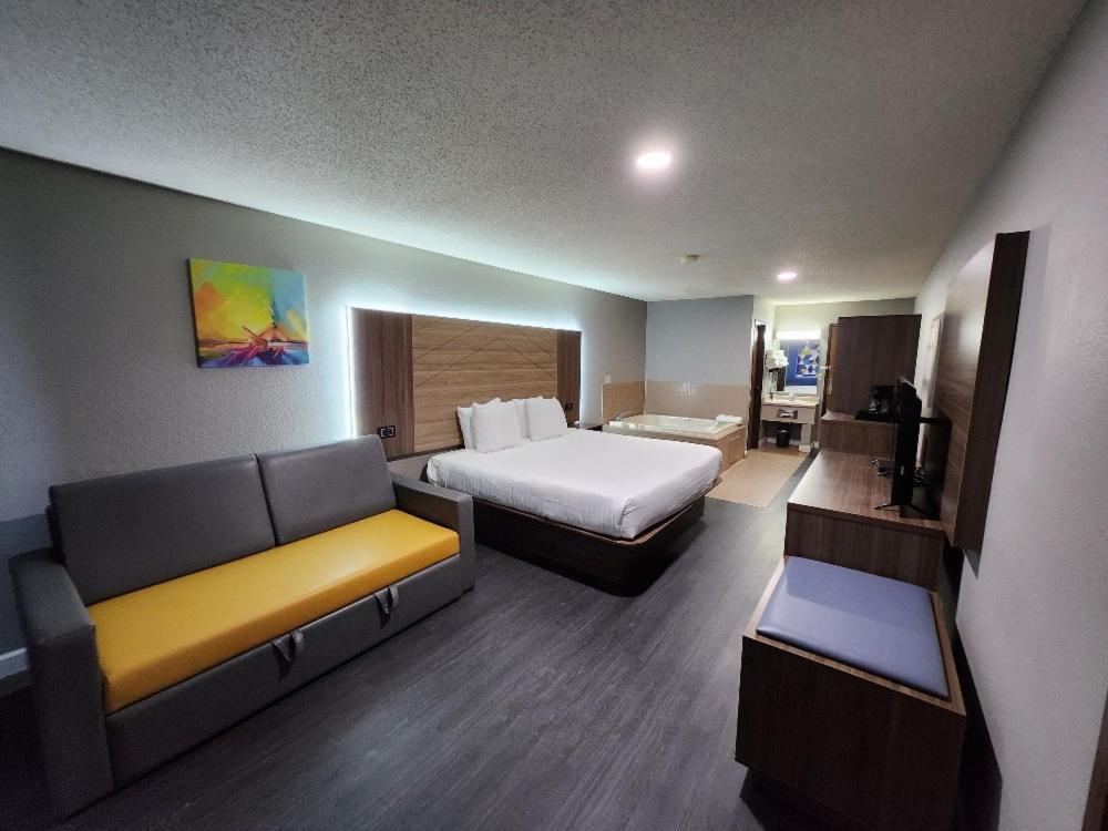 Super 8 By Wyndham Hayward Wi Motel Bagian luar foto