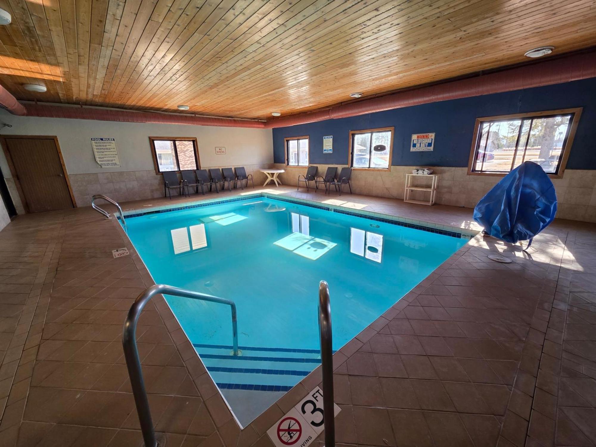Super 8 By Wyndham Hayward Wi Motel Bagian luar foto