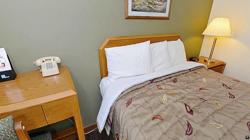 Super 8 By Wyndham Hayward Wi Motel Bagian luar foto