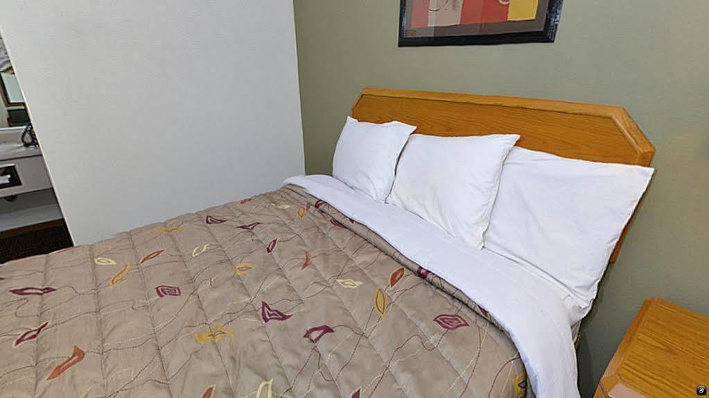 Super 8 By Wyndham Hayward Wi Motel Bagian luar foto
